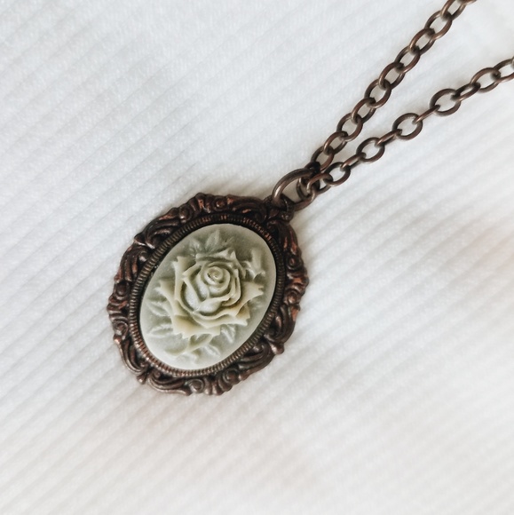 Urban Outfitters Flower Pendant Necklace - Picture 3 of 5